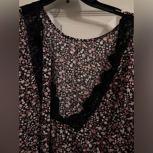 Floral sleeveless top with lace trim on sleeves and back of shirt size 4x - Picture 3 of 5